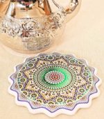 Coffret cadeau marocain traditionnel – Théière, verres beldi verts et sous-verres artisanaux – Image 6