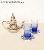 Coffret cadeau artisanal marocain – théière martelée, verres beldi bleus et sous-verres zellige – Image 2