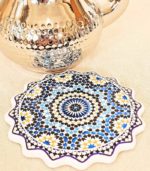 Coffret cadeau artisanal marocain – théière martelée, verres beldi bleus et sous-verres zellige – Image 5
