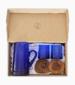 Coffret cadeau marocain – Carafe et verres Beldi en verre soufflé bleu et sous-verres en bois d’olivier