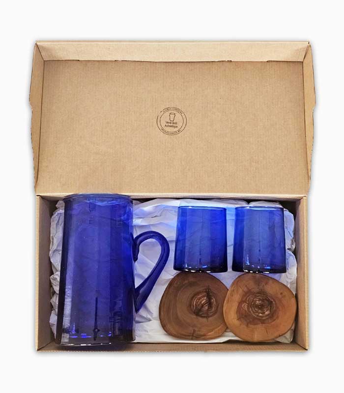 coffret-cadeau-artisanal-carafe-bleu-01 Coffret cadeau marocain – Carafe et verres Beldi en verre soufflé bleu et sous-verres en bois d’olivier